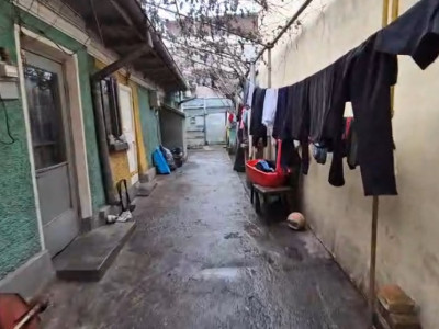 Teren 250 mp si casa batraneasca toate utilitatile